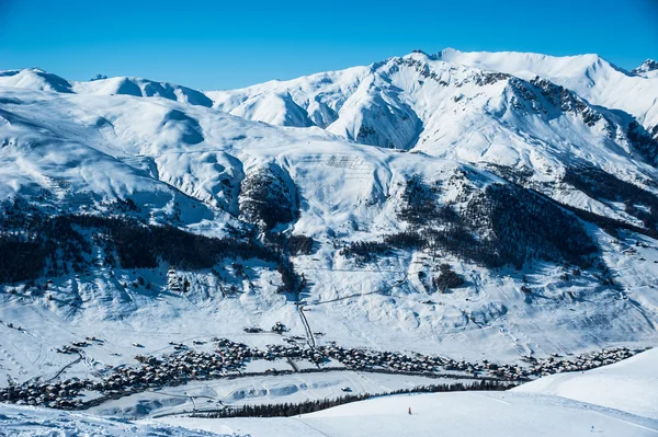 Livigno'da Köyü Mottolino kayak merkezi üzerinden görüntüleyin. İtalya.