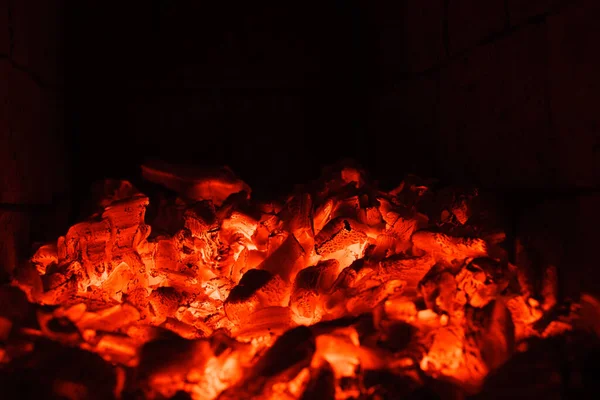 Carbón vivo en la estufa. Hogar concepto de calor — Foto de Stock