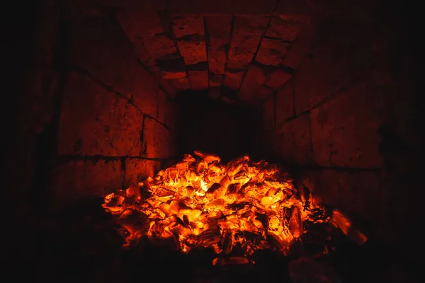 Poêle de village bois de chauffage et feu. Brûler du bois à l'intérieur du four traditionnel Images De Stock Libres De Droits