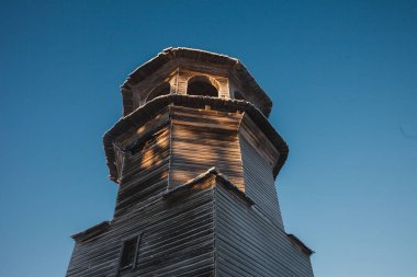Kış karı ahşap kilise manzarasını kapladı. Kış ormanı sahnesinde ahşap kilise. Karlı ormanda kış kilisesi. Kış kar ormanı kilise manzarası