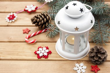 Ahşap bir masa üzerinde Noel ışıkları