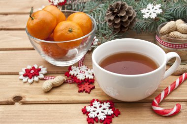 Noel çay beyaz bir fincan