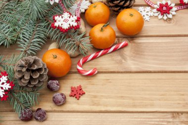 Noel öğeleri ahşap masa üzerinde