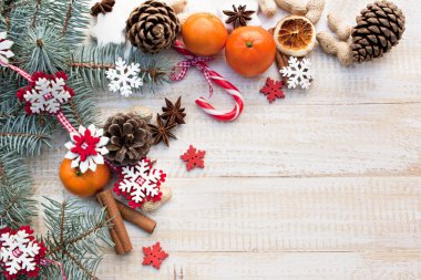 Noel kar taneleri ve Noel ağacı dalları