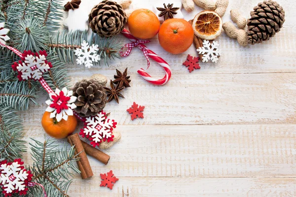 Noel kar taneleri ve Noel ağacı dalları