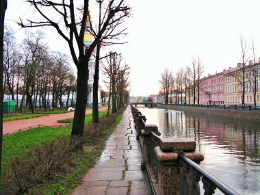 Sonbaharda Kryukov kanal İskelesi, Saint-Petersburg, Rusya