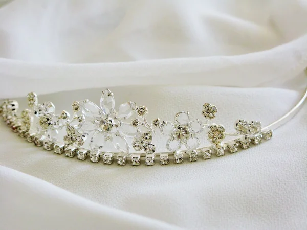 Esküvői menyasszonyi Tiara a fehér selyem — Stock Fotó