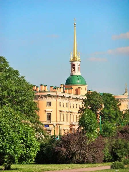 Vista do Palácio Mikhailovsky (Castelo do Engenheiro) do campo de Marte em São Petersburgo, Rússia — Fotografia de Stock