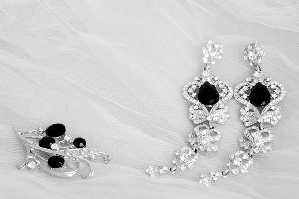 Bílé a černé svatební bižuterie: náušnice a brože — Stock fotografie
