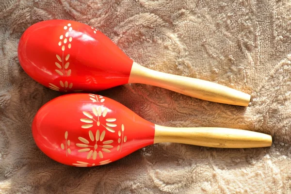 Casal de maracas de madeira vermelho brilhante — Fotografia de Stock