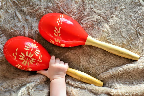 Birkaç kırmızı ahşap marakas ve bebek el