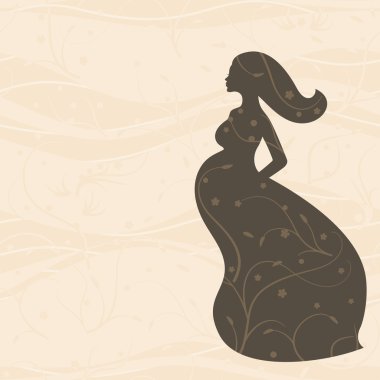 Bej renkli arka plan üzerinde uzun saçlı uzun elbiseli hamile kadın