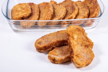 Yakın çekim taze pişmiş yuvarlak ekmek. Ev yemeği konsepti. Yatay fotoğraf ve seçici odak