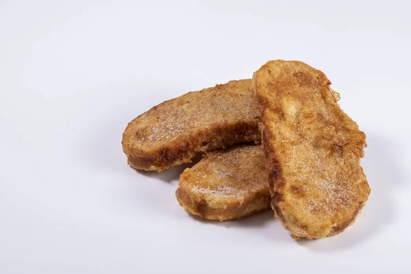 Süt, yumurta, şeker ve tarçınlı kızarmış ekmek (Torrijas). Tipik İspanyol Paskalya tatlısı. Yatay fotoğrafçılık ve seçici odak