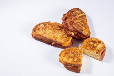 Süt, yumurta, şeker, tarçın ve kremayla (Torrijas) doldurulmuş kızarmış ekmek. Tipik İspanyol Paskalya tatlısı. Yatay fotoğrafçılık ve seçici odak