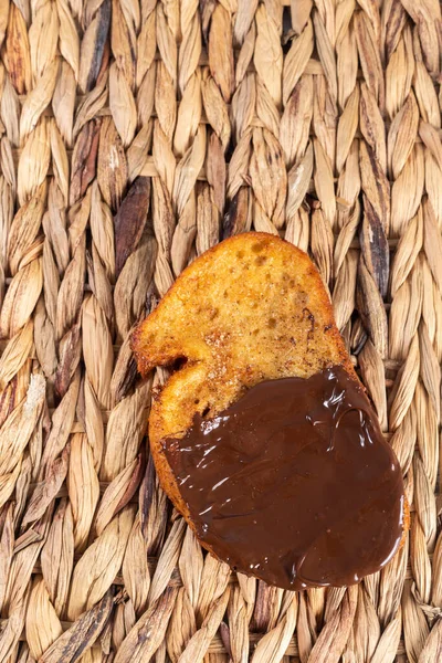 Süt, yumurta, şeker, tarçın ve çikolata (Torrijas) ile kızarmış ekmek. Tipik İspanyol Paskalya tatlısı. Dikey fotoğrafçılık ve seçici odak