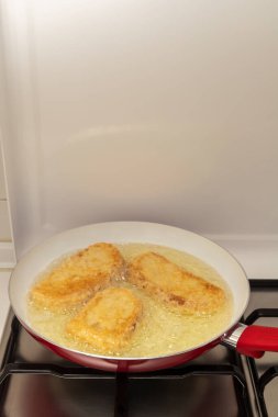 Yağlı tava yumurta ve unla kızarmış ekmek (Torrijas). Tipik İspanyol Paskalya tatlısı. Geleneksel ev yemeği konsepti. Dikey fotoğrafçılık ve seçici odak 