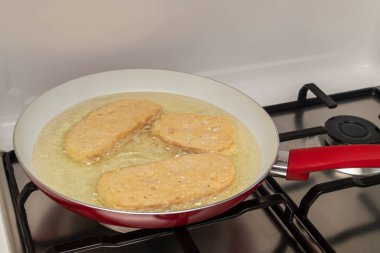 Yağlı tava yumurta ve unla kızarmış ekmek (Torrijas). Tipik İspanyol Paskalya tatlısı. Geleneksel ev yemeği konsepti. Yatay fotoğrafçılık ve seçici odak