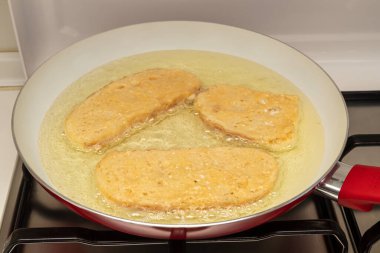 Yağlı tava yumurta ve unla kızarmış ekmek (Torrijas). Tipik İspanyol Paskalya tatlısı. Geleneksel ev yemeği konsepti. Yatay fotoğrafçılık ve seçici odak