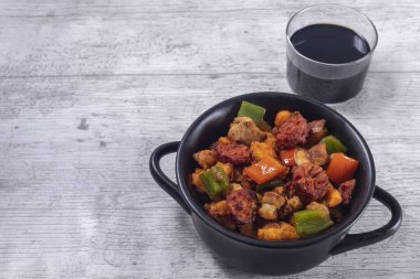 Extremadura kırıntıları, ekmek kırıntıları, sosis, pastırma, kırmızı ve yeşil biber, sarımsak ve kırmızı biber, bir bardak şarapla birlikte. Geleneksel ev yemeği kavramı. Yatay fotoğraf ve seçici odak 