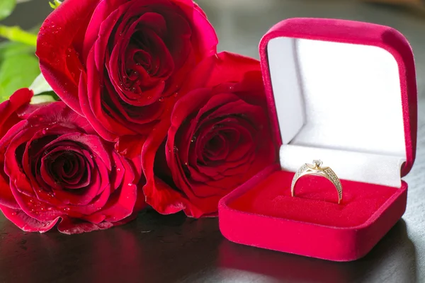 Red roses and wedding ring Royalty Free Stock Images