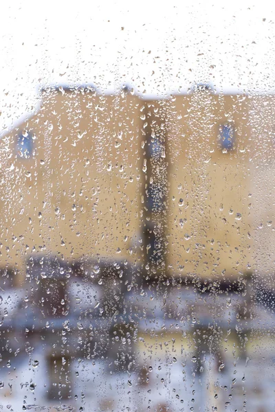 Regndropparna på fönstret — Stockfoto