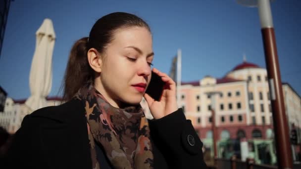 Mujer joven hablando por teléfono, llorando, limpiando lágrimas — Vídeos de Stock