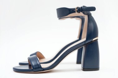 Kadınların açık ayak parmakları çıplak deri topuklar..