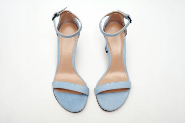 Kadın mavi sandaletleri üst tarafta. Yaz ayakkabıları.