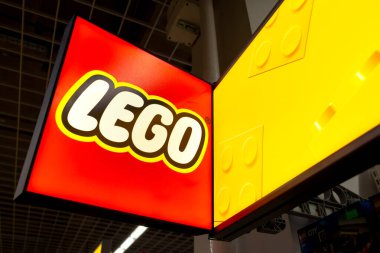 Mağazada lego işareti var. Lego, Danimarka 'nın Billund kentindeki The Lego Group tarafından üretilen bir plastik inşaat oyuncağı serisidir. Minsk, Belarus - Mart 2021