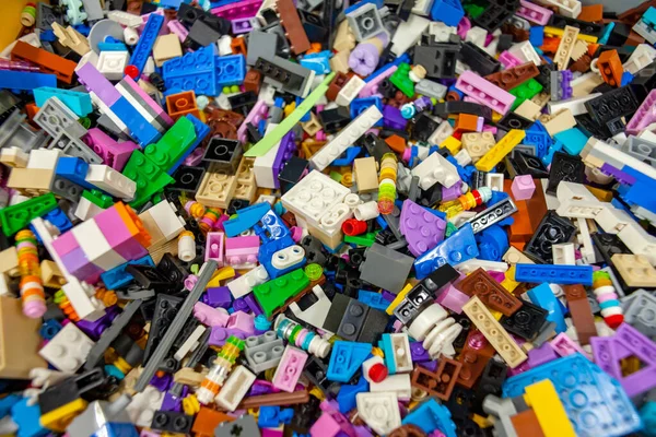 Mange Fargerike Lego Stykker Lego Bakgrunn Selektivt Fokus Minsk Hviterussland stockbilde