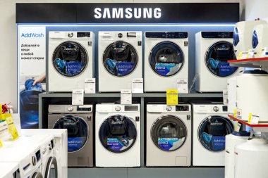 Samsung çamaşır makineleri bir ticari mağazanın galerisinde sergileniyordu. Minsk, Belarus - Mart 2021