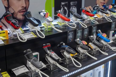 Mağazadaki bir rafta büyük bir elektrikli tıraş makinesi. Minsk, Belarus - Mart 2021