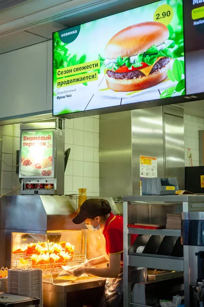 Restaurante Mcdonald Trabalhador Restaurante Está Fazer Batatas Fritas Minsk Bielorrússia — Fotografia de Stock