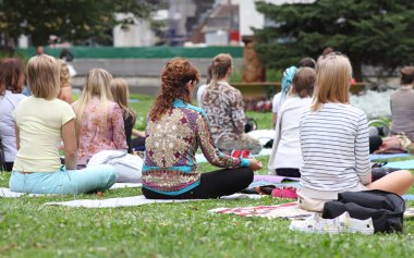 Minsk, Beyaz Rusya - Ağustos 16, 2014: yoga. insanlar Yoga Park
