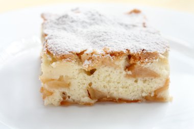 Elmalı tart tatlı bir tepside pudra şekeri ile. yemeye hazır.
