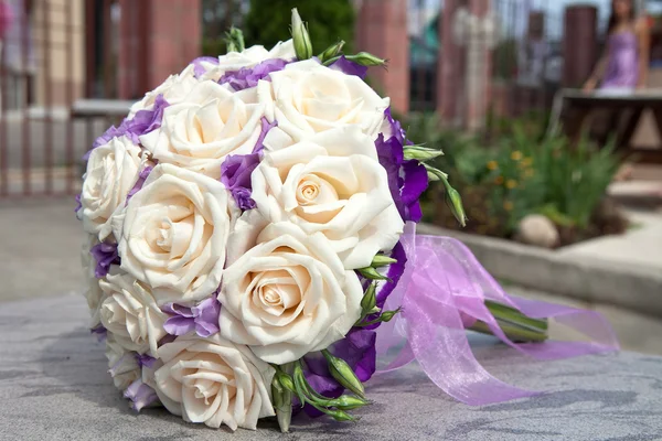 Boeket verse bloemen voor de ceremonie van het huwelijk. — Stockfoto