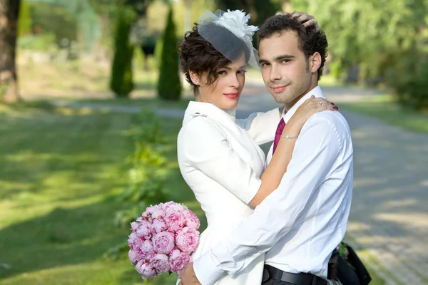 Wedding shot of bride and groom in park. — Stock Photo, Image