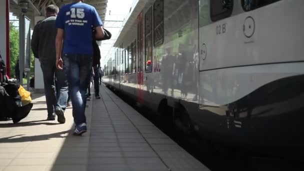 Minsk, Vitryssland - City-tåg. Maj 2014: Tåg anländer till stationen. Passagerare ange tåg bil. Tåget avgår — Stockvideo