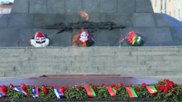 Fogo Eterno Memorial. Flores perto do fogo eterno . — Vídeo de Stock