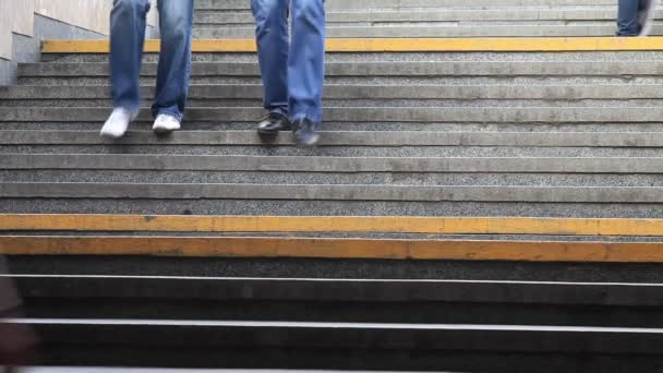 La foule descend et monte les escaliers..