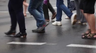 Yaya geçidi. Farklı ayakkabı geçiş Street insanlar. Şehir hayatı.