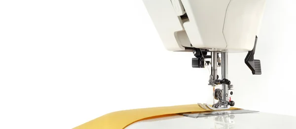 缝纫背景。缝纫机和织物上一个白色的背景. — 图库照片