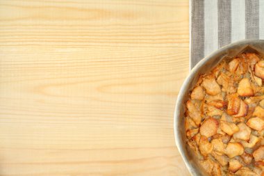 Fırından yeni çıkmış sıcak elmalı turta serbest metin alanı olan ahşap tablo.