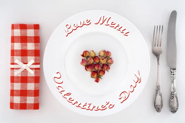 Večeře pro dva na Valentýna. Tabulka nastavení srdcem růží na talíři. — Stock fotografie