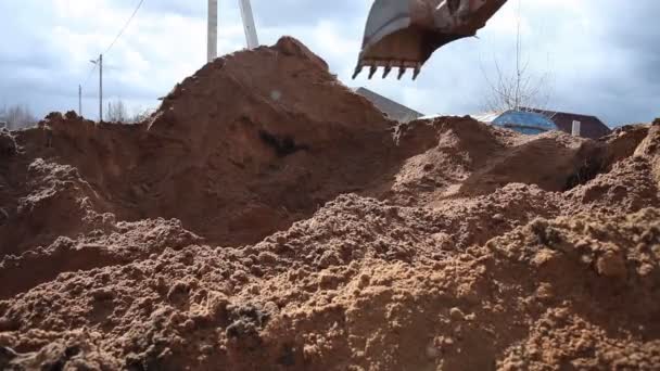 Экскаватор работает с песком. Экскаватор копает землю. . — стоковое видео