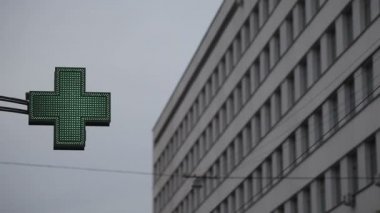 Eczane işareti ile Led backlight binanın arka planı alacakaranlıkta akşam sokakta.