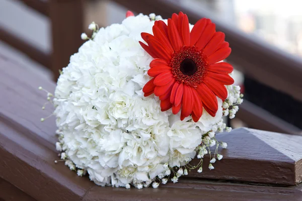 Ramo de gerberas rojas sobre un fondo de flores blancas . —  Fotos de Stock