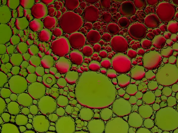 Olie Bellen Van Kleur Groen Rood Het Wateroppervlak — Stockfoto