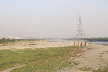 Şehirdeki tren istasyonu manzaralı.